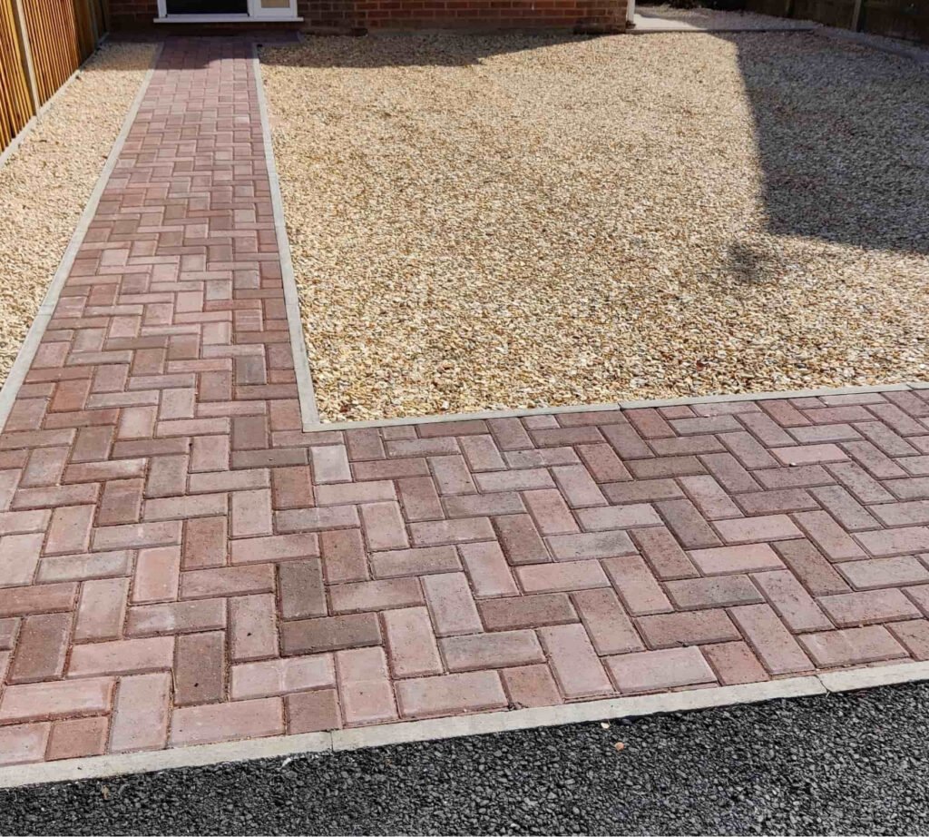shingle-gravel-drievway-with-path